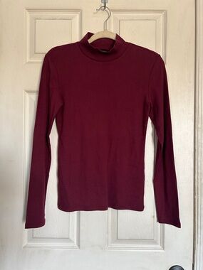 Banana Republic Factory bright wine long sleeve ribbed Mockneck top size medium